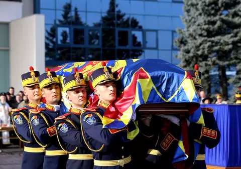 Cum poți asista la înmormântarea Regelui Mihai. Imagini de la funeralii vor fi proiectate în fața Palatului Regal