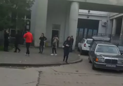 Trupul Alinei, tânăra aruncată în fața metroului, a fost ridicat de rude de la IML. Mama nu a putut completa actele