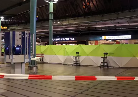 Aeroportul din Amsterdam, evacuat după ce poliția a împușcat un bărbat înarmat cu un cuțit