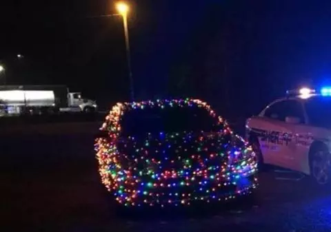 Un bărbat și-a decorat mașina cu 1.000 de luminițe, însă poliția nu a fost mulțumită