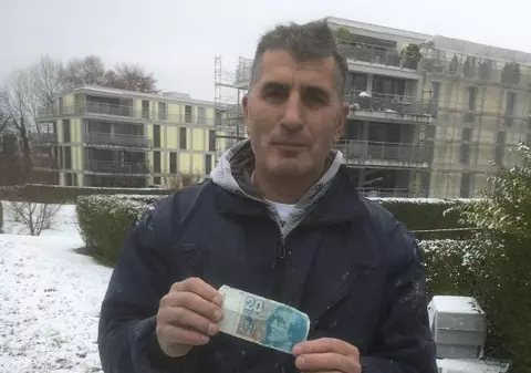 Și-a găsit după 10 ani portofelul pierdut. Ce a descoperit când s-a uitat în el
