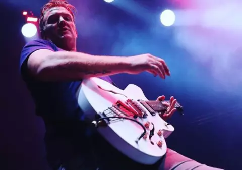 VIDEO | Solistul trupei Queens of the Stone Age a lovit o fotografă în timpul unui concert