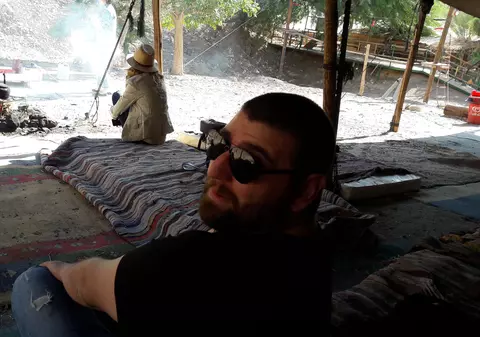 REPORTAJ/ Talik, beduinul hippie cu fermă de cămile. Merge desculț prin deșert și ”aruncă” pita ca un pizzer italian!
