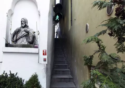 Strada unde pietonii așteaptă la semafor să poată trece. Are doar 49 de centimetri!