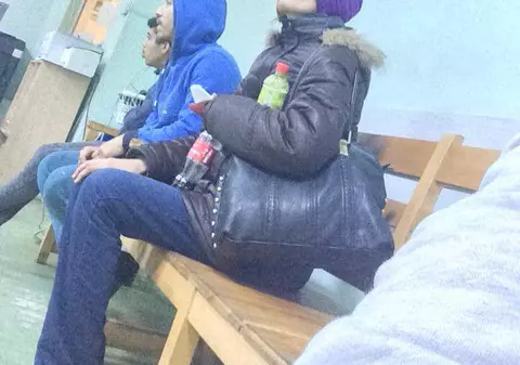 Femeia care a amenințat cu cuțitul o tânără în autobuz a fost internată la Psihiatrie