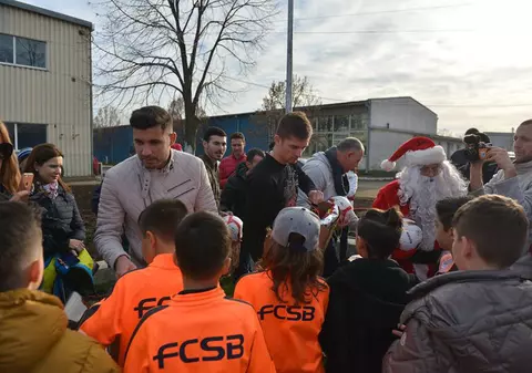 EXCLUSIV/ Tănase și Niță, ”ajutoarele” lui Moș Crăciun! Suprize în lanț, pentru copiii și juniorii de la FCSB, la baza din Berceni!