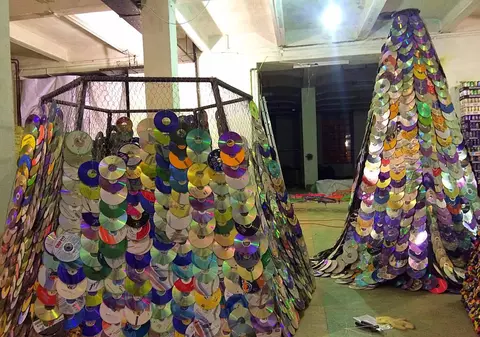 REPORTAJ/ Brazi din materiale reciclabile făcuți de voluntari vor fi expuși într-o piață din Timișoara| FOTO, VIDEO