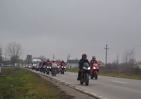 Moș Crăciun s-a urcat pe motocicletă să împartă cadouri copiilor sărmani din Timiș| FOTO/VIDEO