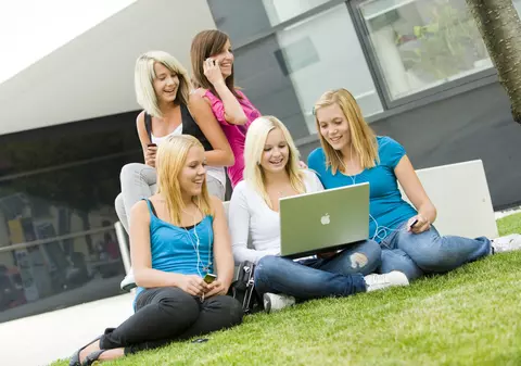 STUDIU: Românii iau pe datorie telefoane și haine scumpe pentru copii