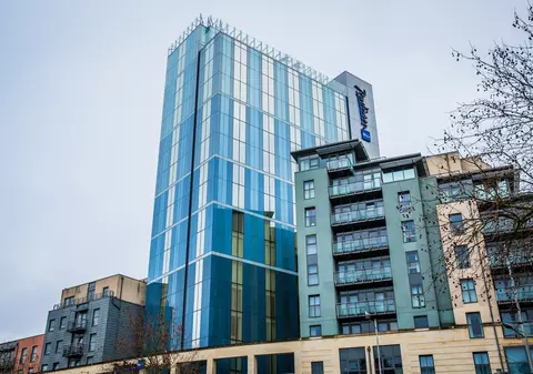 Gest emoționant! Au plătit hotelul pentru o bătrână fără adăpost