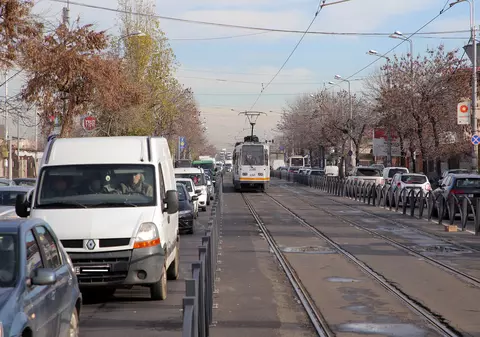 Stresul șoferilor, bucuria călătorilor. Linia de tramvai 21, delimitată cu garduri metalice