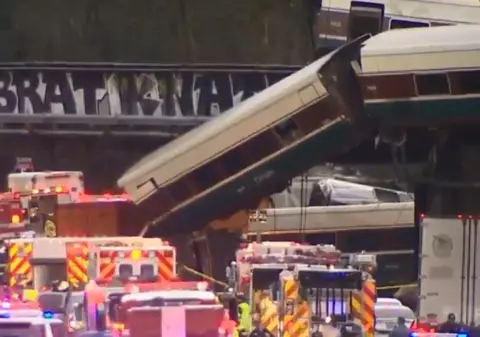 UPDATE | Un tren a deraiat în SUA și a căzut peste o autostradă. Circula cu o viteză de trei ori mai mare decât limita