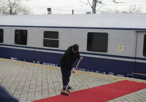 FOTO/ Pregătiri în Gările Regale în ziua funeraliilor. S-a măturat și spălat podeaua, în așteptarea sicriului cu trupul neînsuflețit al Regelui Mihai