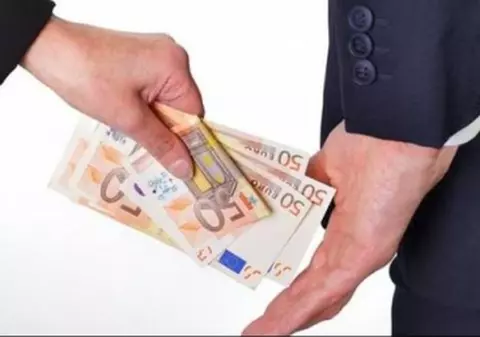 Suma uriaşă cu care un şofer prins beat la volan a vrut să mituiască poliţiştii, să scape basma curată