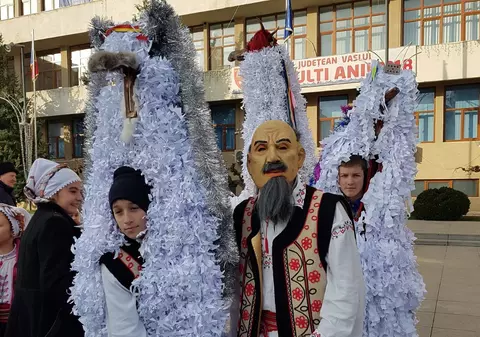 VIDEO/Ritual aproape barbar de Anul Nou în Vaslui! Durează 48 de ore în continuu și poate deveni foarte violent