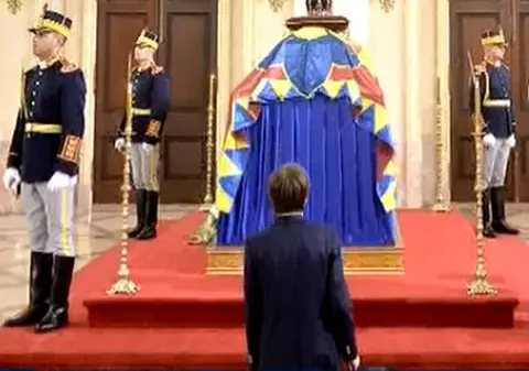Cine este băiatul care a îngenuncheat la catafalcul Regelui Mihai
