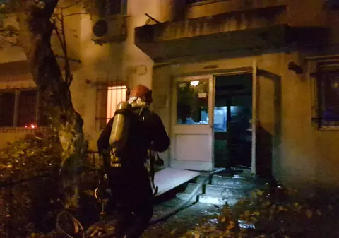 VIDEO&FOTO | Incendiu puternic la un bloc din Constanța