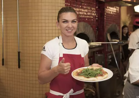 Simona Halep a luat lecții de gătit în Thailanda. Românca și antrenorul ei se bucură de vremea caldă. Au vizitat un colegiu / FOTO&VIDEO