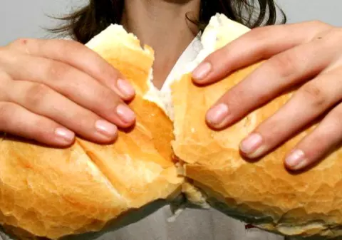 Pâine expirată, cu gramaj mai mic sau fără informaţii privind alergenii, în magazine din Galaţi. Comisarii au dat amenzi