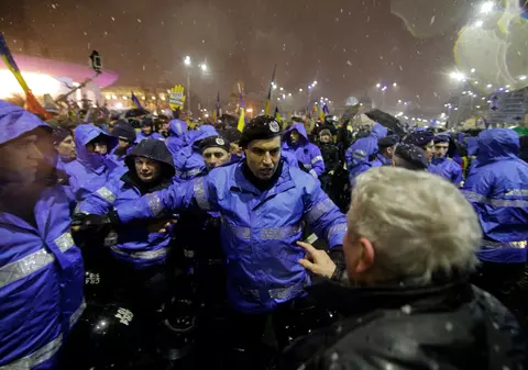 Primele declarații ale jandarmului care a lovit un bătrân la protestul de sâmbătă din București