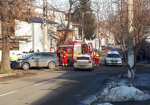 Galaţi: Poliţişti la spital, după ce maşina cu care patrulau a fost lovită de un alt autoturism / FOTO