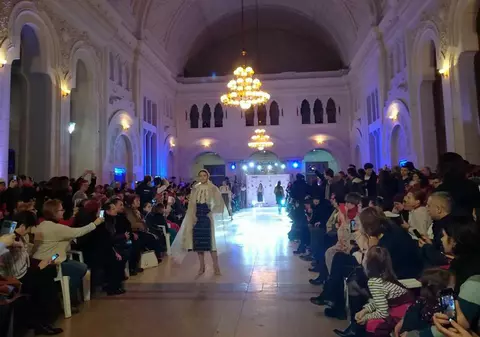 O sută de fete costumate în ii au defilat la Universitatea din Galați, cu ocazia Zilei Unirii Principatelor