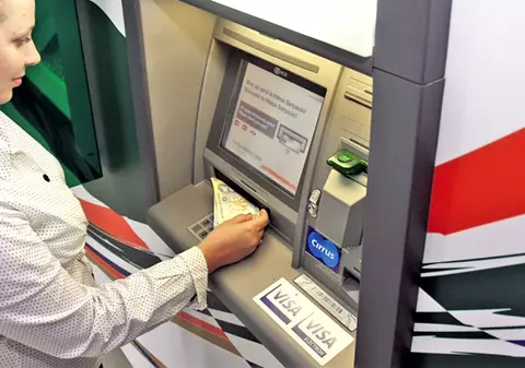 Un român a fost condamnat la 11 ani de închisoare pentru o fraudă bancară de 3 milioane de euro, dar este de negăsit