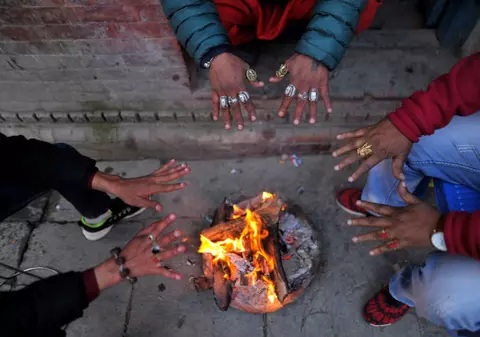 O femeie din Nepal a murit, după ce a fost dată afară din casă, din cauză că era la menstruație
