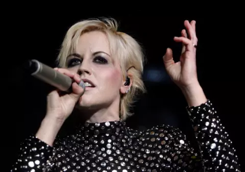 Legiștii au stabilit cum a murit Dolores O′Riordan, de la The Cranberries. Solista s-a înecat în cadă, fiind sub influența alcoolului