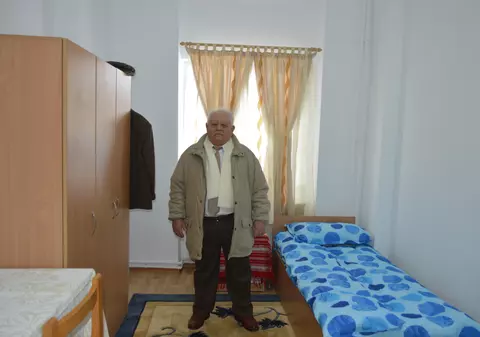 REPORTAJ/ Autoritățile l-au lăsat de izbeliște opt ani. Un cămin de batrâni a fost reconstruit de oameni cu suflet mare