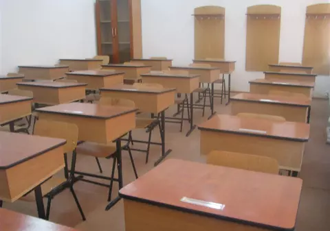 Un elev din Ineu a aruncat catedra în aer cu o petardă de mare putere