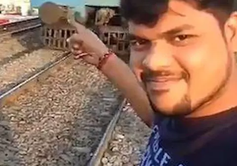 A fost lovit de tren după ce și-a făcut un selfie pe calea ferată. Momentul șocant a fost filmat / VIDEO