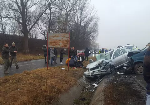 Peste 20 de oameni, implicați în accidente grave pe șosele. Patru copii au fost răniți