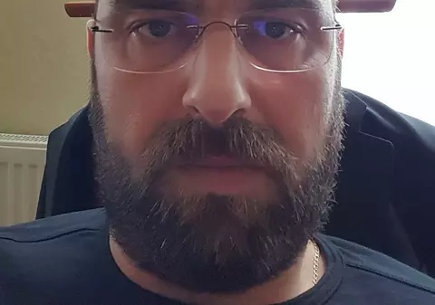 Directorul de școală din Timiș, care a demisionat după ce a postat mesaje obscene pe Facebook, s-a răzgândit