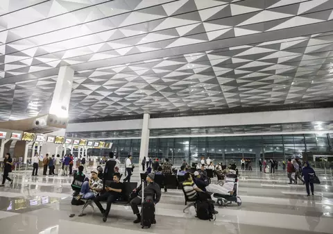 Copil nou-născut găsit mort în toaleta unui avion în Indonezia