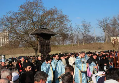 La Catedrala Reîntregirii din Alba Iulia, unii credincioși au venit cu plase pline cu sticle ca să ia apă sfinţită