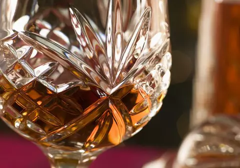 Alcoolemie uriașă pentru o fată de 14 ani din Iași. A fost la un pas de comă alcoolică