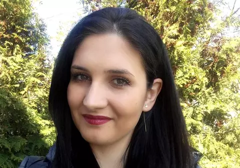 VIDEO/Alexandra, tânăra ucisă de iubit într-un coafor, condusă pe ultimul drum