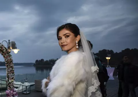 Alina Pușcaș a îmbrăcat din nou rochia de mireasă. Ce apariție