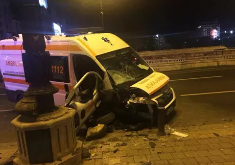 Ambulanță lovită de un BMW, în Piața Unirii din Capitală. Avea semnalele luminoase şi acustice în funcţiune