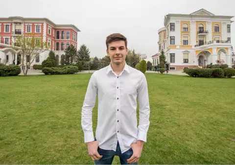 Un elev român care a fost admis la cinci universități din UK vrea să revină în ţară