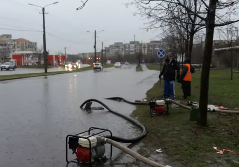 Străzi inundate în Arad, în urma ploilor abundente. Șoseaua de centură a fost închisă din cauza apei de jumătate de metru