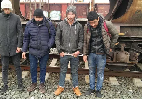 Trei libieni și un marocan ascunşi sub mașinile de pe platforma unui tren internaţional, depistaţi la frontieră