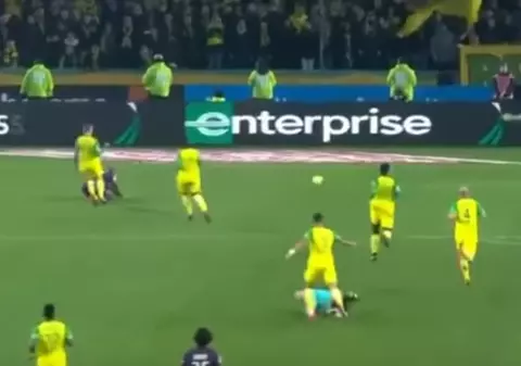 Arbitrul s-a împiedicat de un jucător, iar apoi a vrut să-l și ”cotonogească”. Fiindcă nu a putut să-l lovească, l-a eliminat! | VIDEO