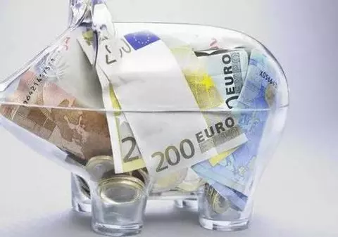Doi pensionari din Buzău au rămas fără borcanul cu 19.000 de euro pe care îl ascundeau în pod