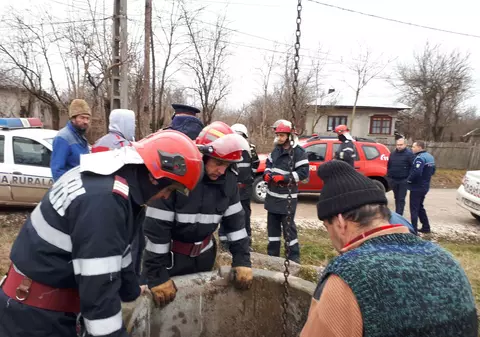 FOTO|O bătrână de 91 de ani din Teleorman a scăpat cu viață după ce a căzut într-o fântână îngustă de un metru