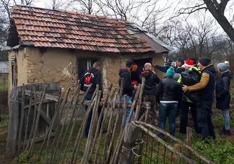 Cadou nesperat pentru un bătrân care trăia într-un bordei fără curent din Hunedoara. Cum l-au ajutat motocicliștii