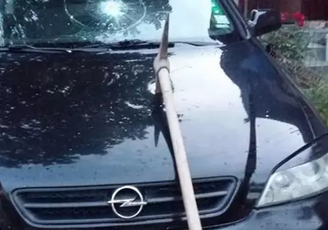 Un bărbat a atacat o maşină de poliţie şi a lovit un om al legii cu un târnăcop