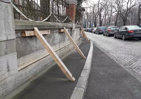 Din categoria ”clasa politică românească”: Sediul PNL, monument istoric, proptit în bețe să nu cadă peste trecători