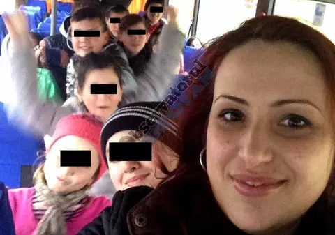 Jandarmul filmat lovind un bătrân la protest are o soră profesoară, condamnată pentru că a bătut un elev în fața clasei